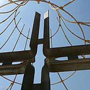 Blick in den Himmel aus der Weidenkirche